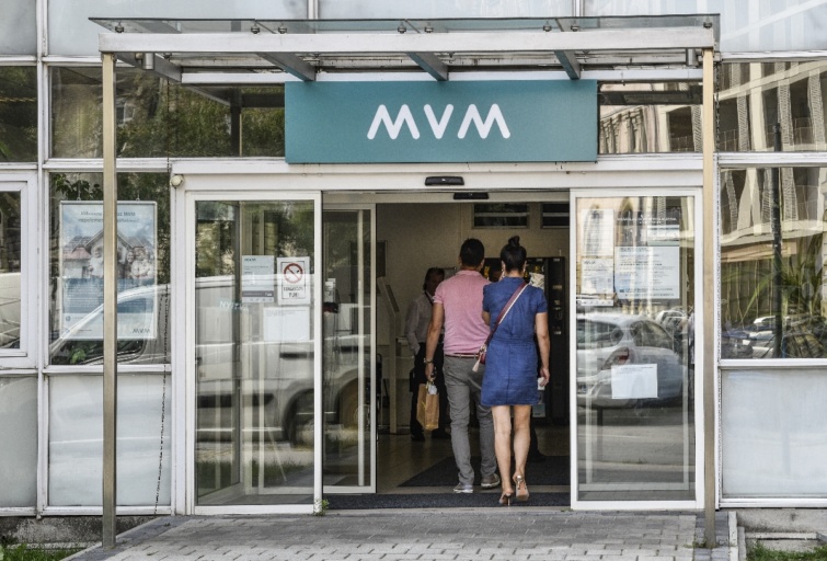 Budapest, 2021. augusztus 25. Az MVM Next Energiakereskedelmi Zrt. épületének, az egykori FÕGÁZ székháznak a bejárata a főváros VIII. kerületében, a Fiumei úton.