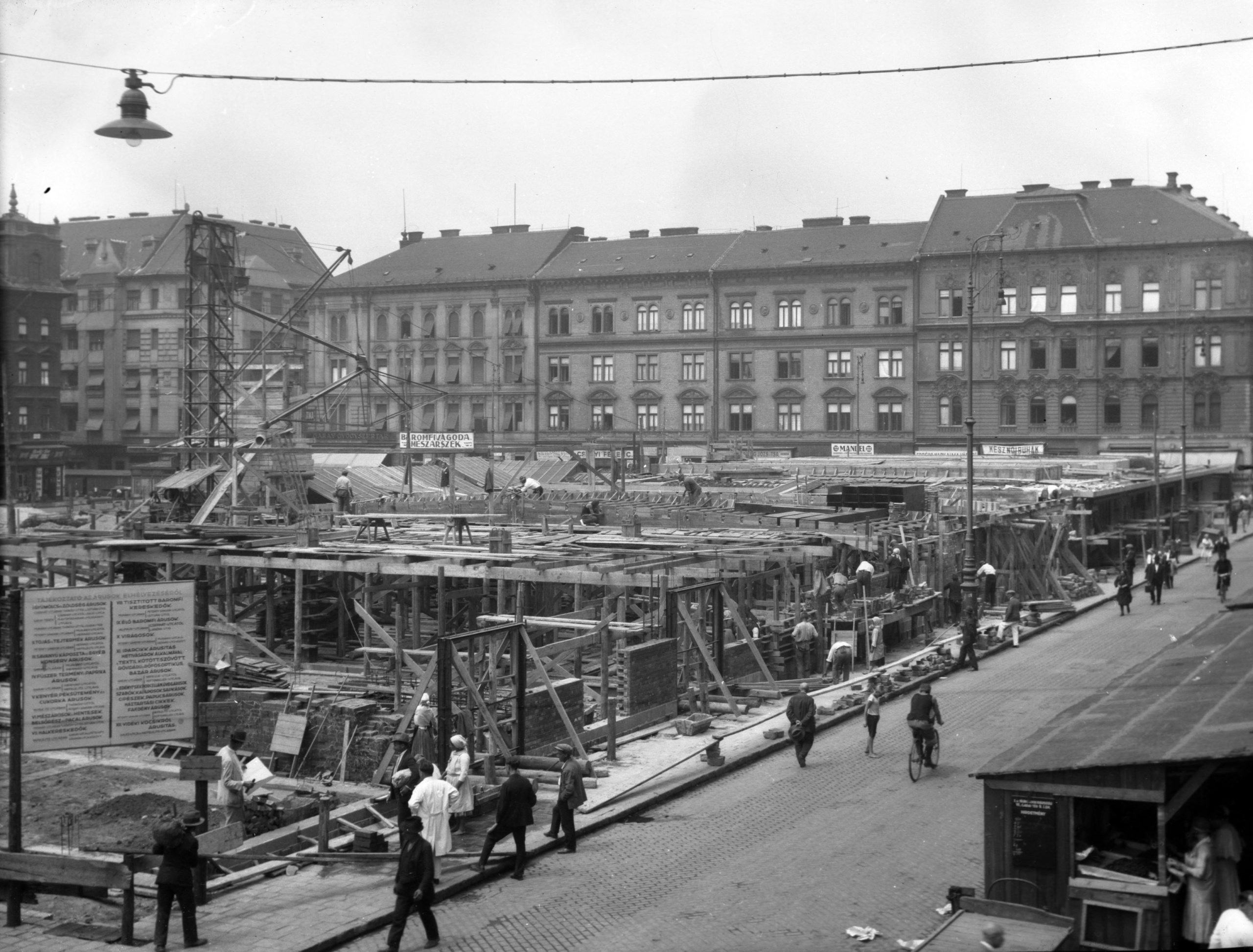 Épül a Garay téri vásárcsarnok 1931-ben.