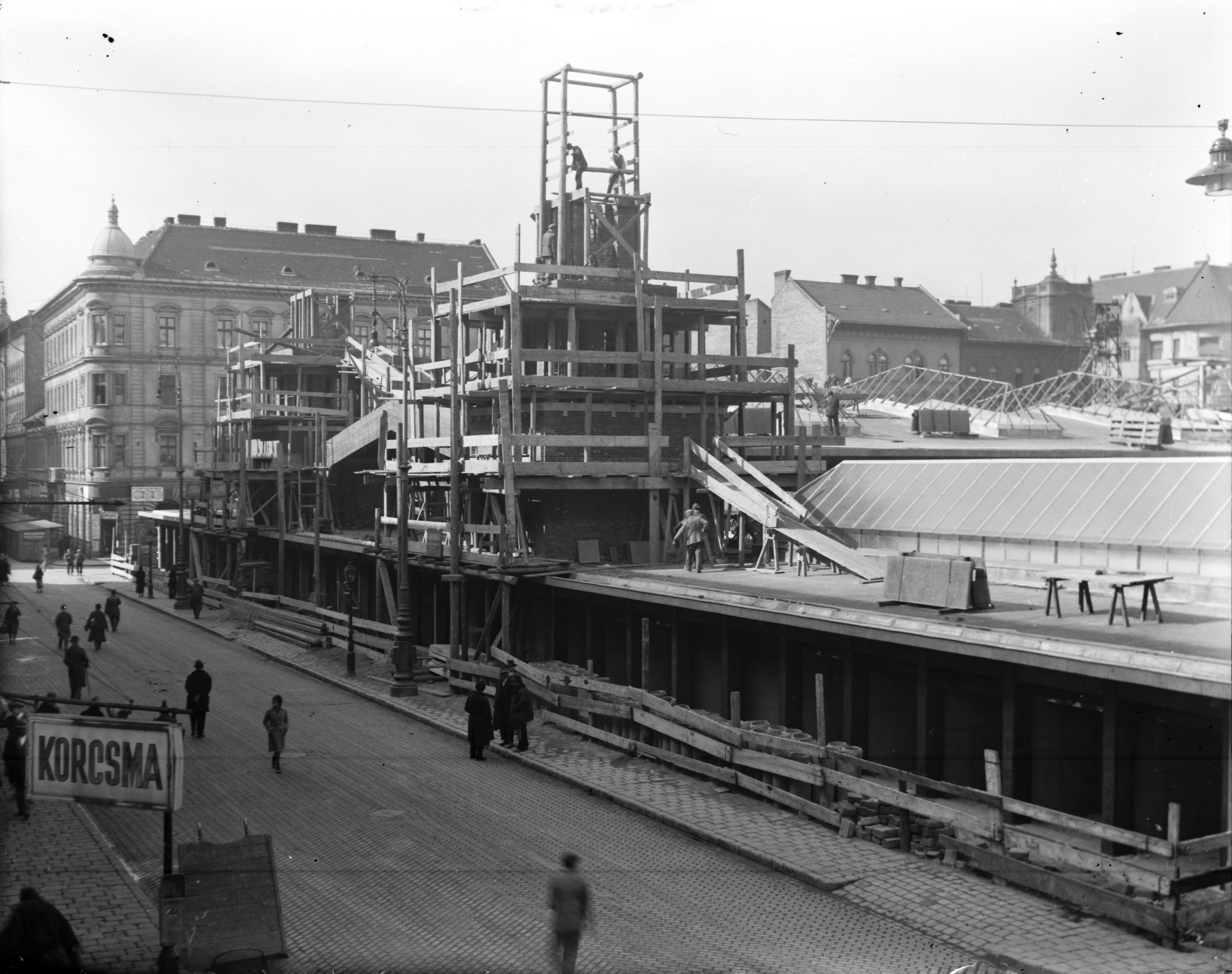 Épül a Garay téri vásárcsarnok 1931-ben.