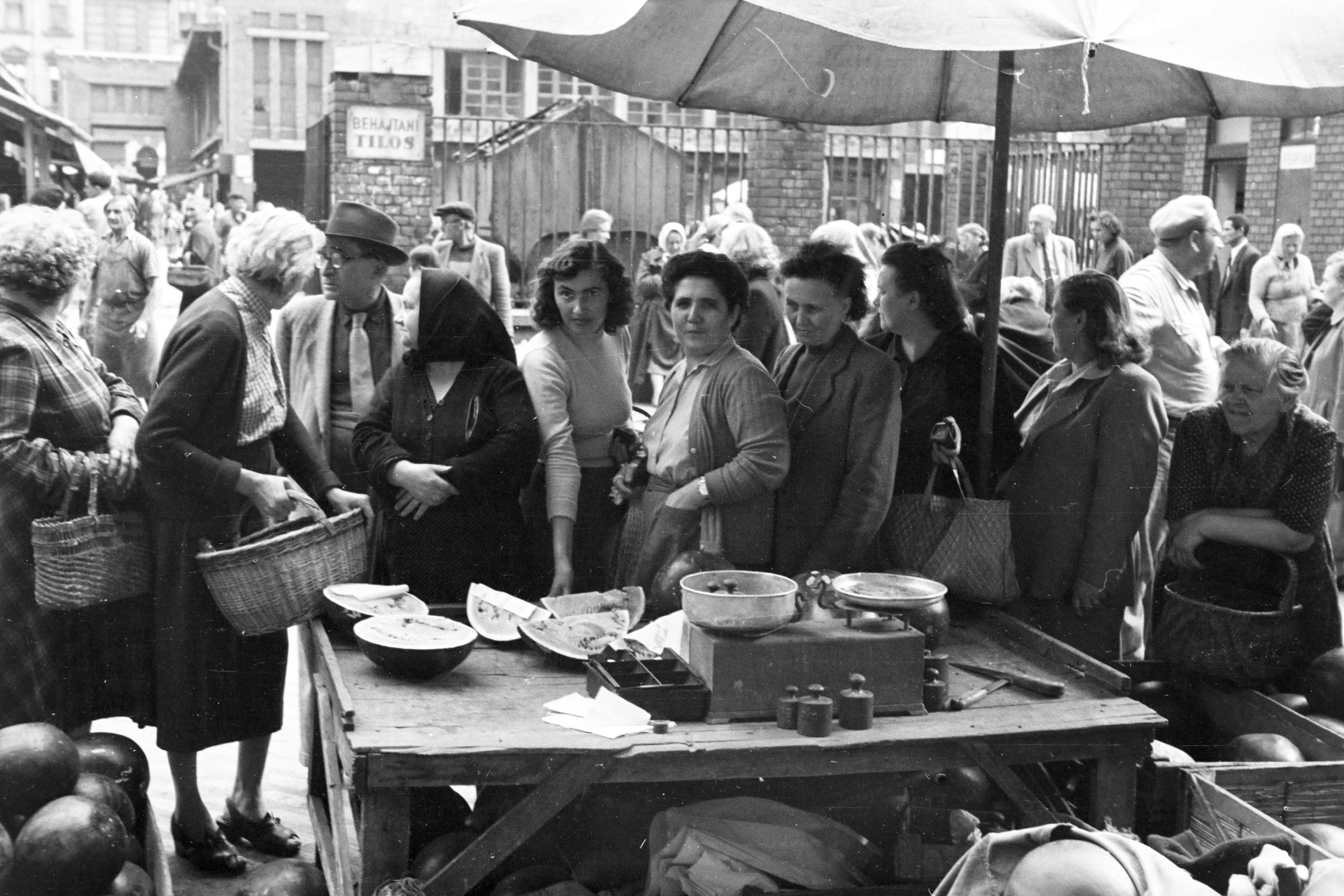 Vevők szemlélik a portékát 1960-ban.