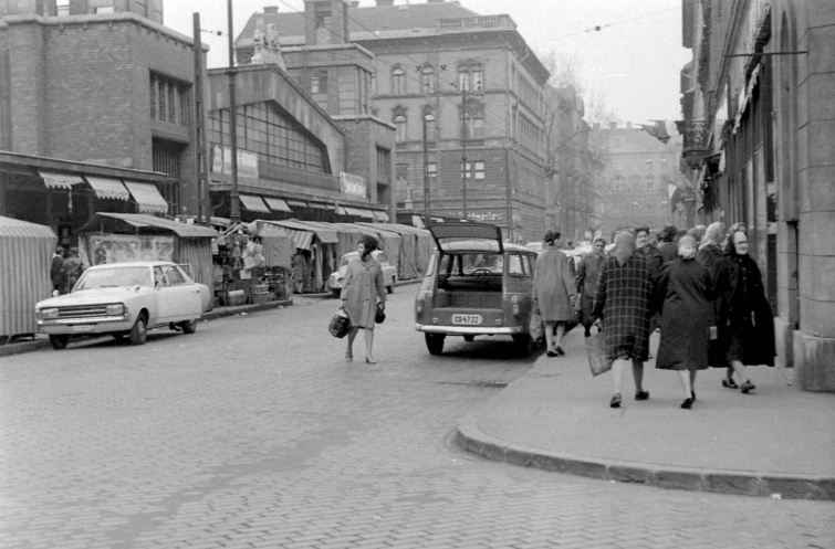 A vásárcsarnok utcafrontja 1968-ban.