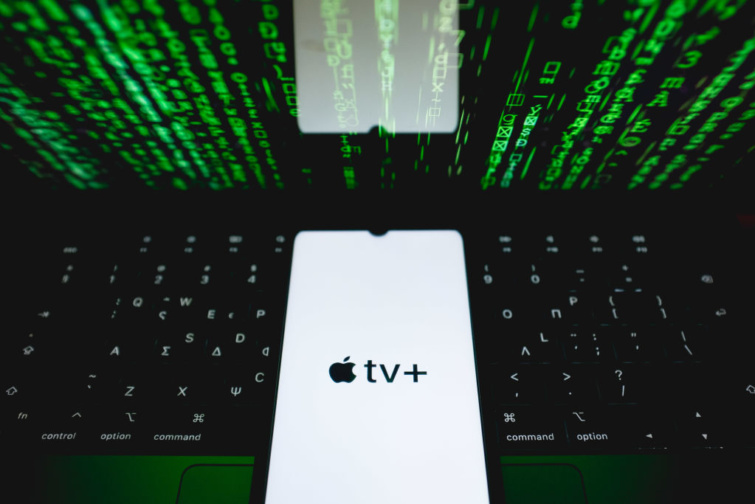 Az apple tv logója a háttérben egy zöld kijelző