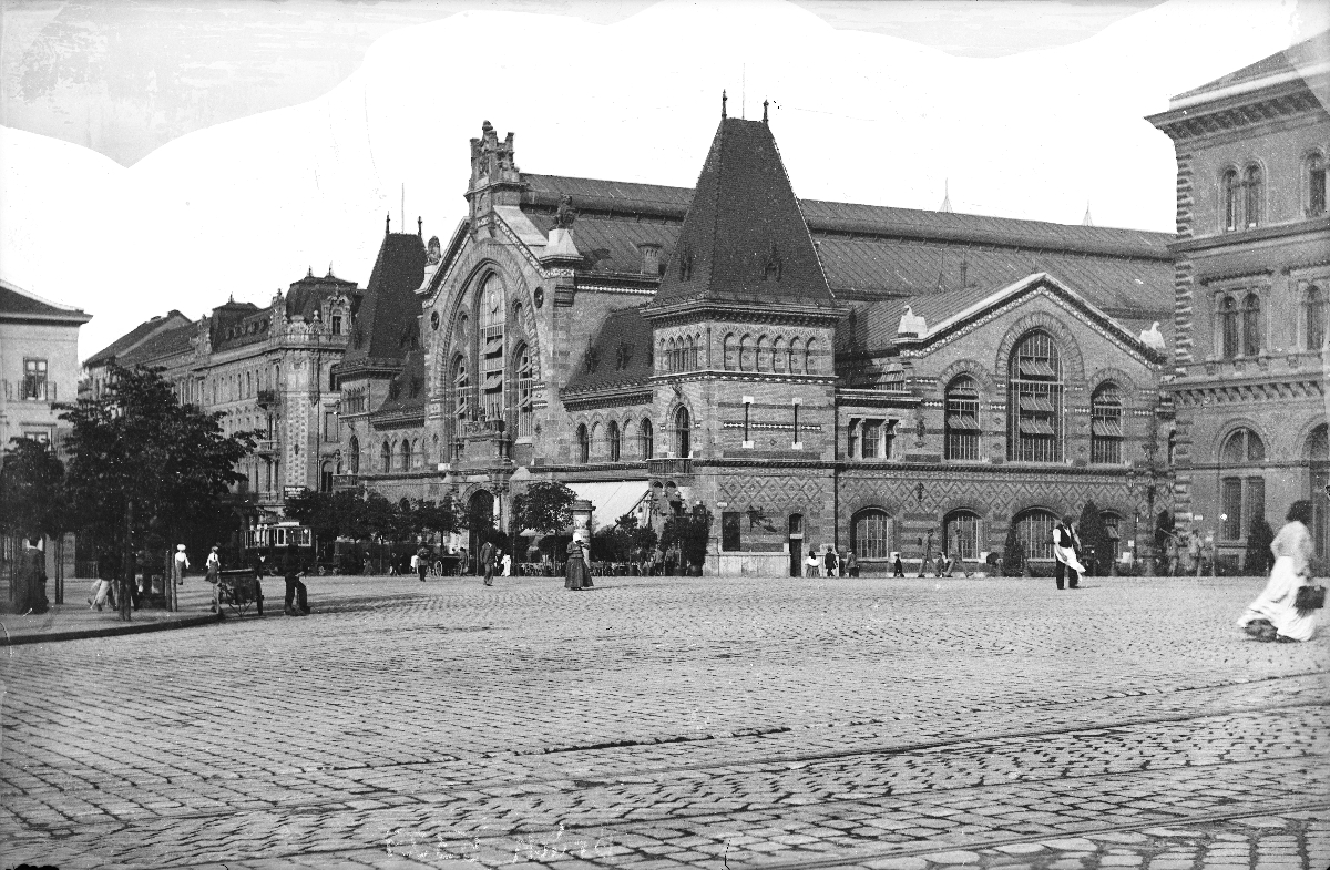 Fővám tér, szemben a Központi Vásárcsarnok.