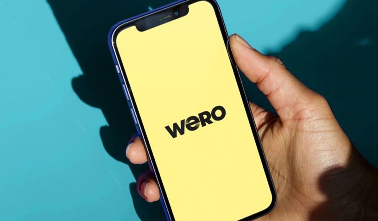 Egy mobiltelefon képernyőjén a wero felirat.