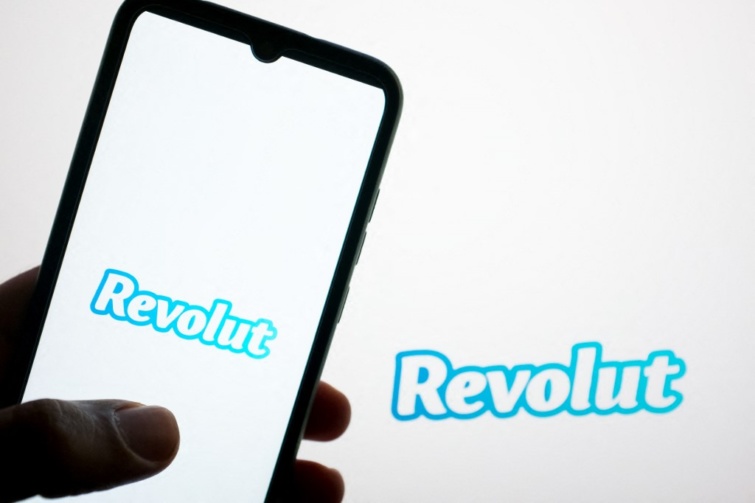 Revolut logó egy telefon kijelzőjén