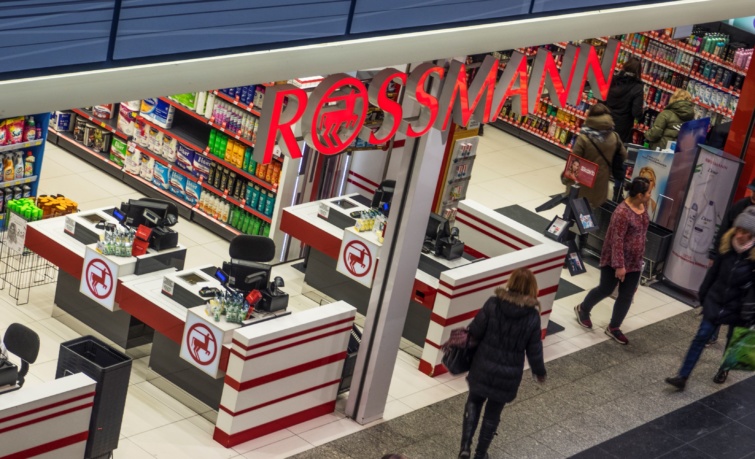 Egy Rossmann-üzlet bejárata.