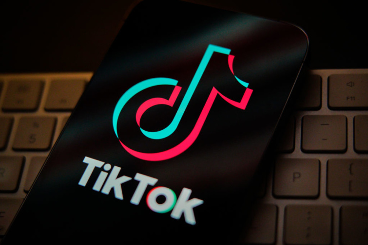 Tiktok logó egy telefon képernyőjén