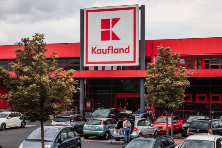 Kaufland áruház táblával előtte autók parkolnak