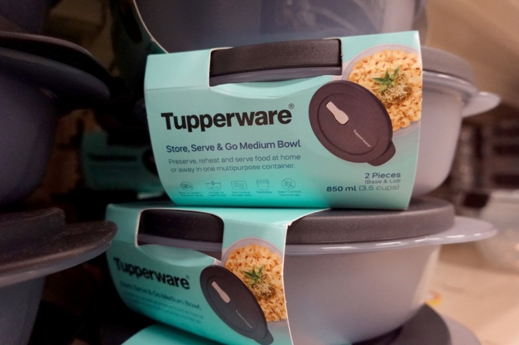 Két Tupperware típusú ételhordó egymáson