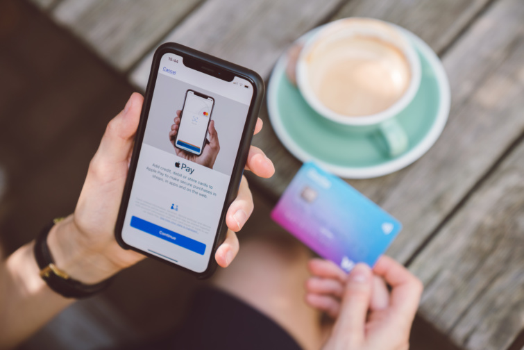 Telefonon revolut app és mögötte revolut kártya