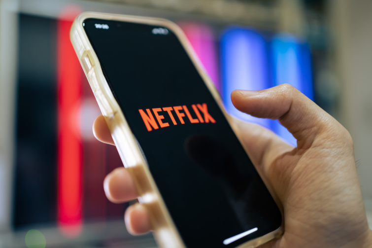 Netflix logó egy telefon képernyőjén