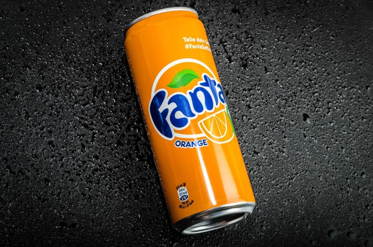 fanta dobozos üveg fekete háttér előtt