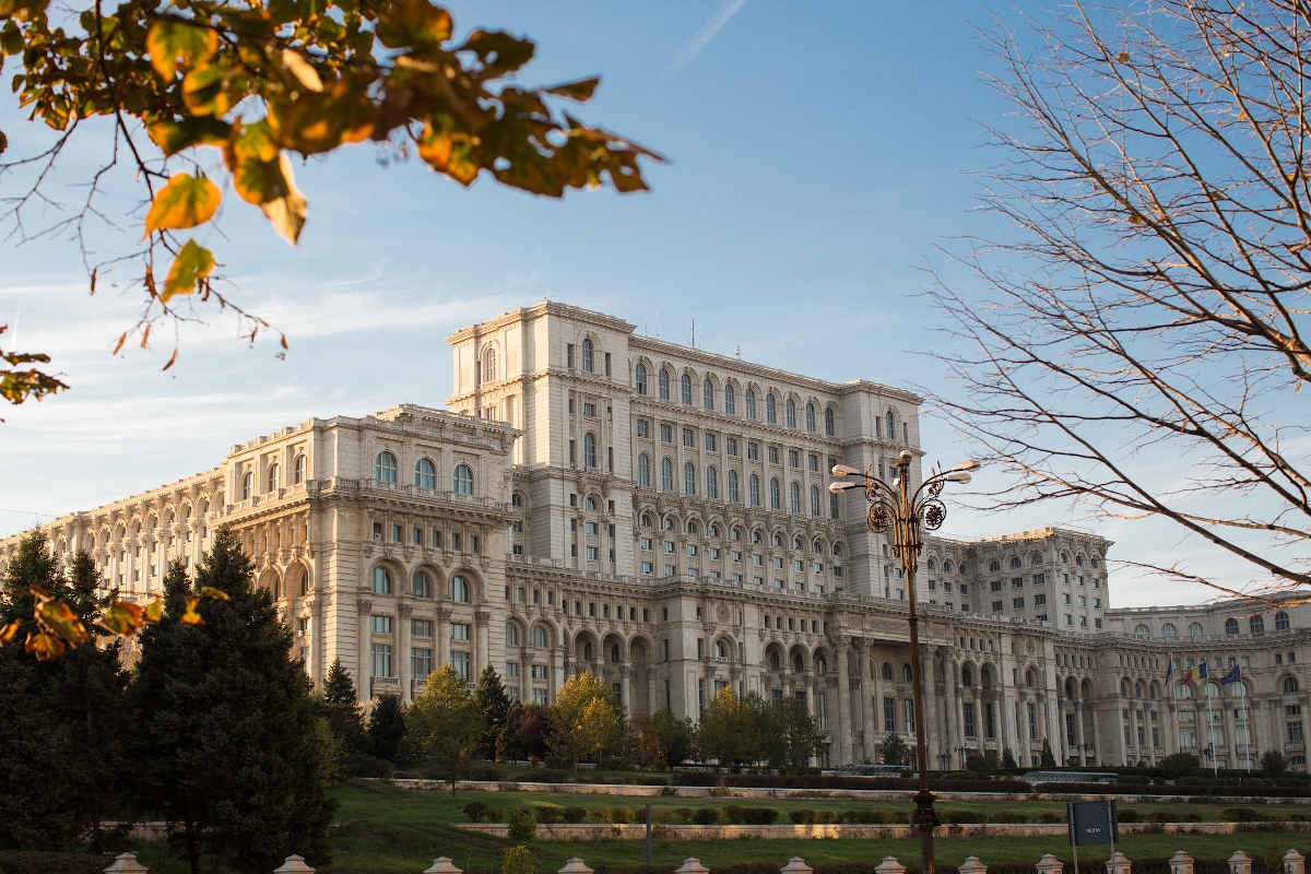 A román parlament gigantikus épülete Bukarestben