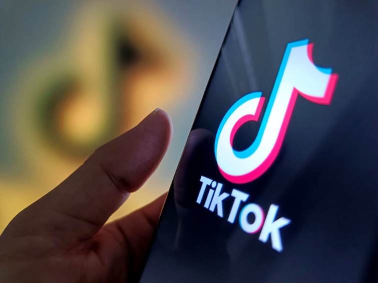 A TikTok logója telefonon.