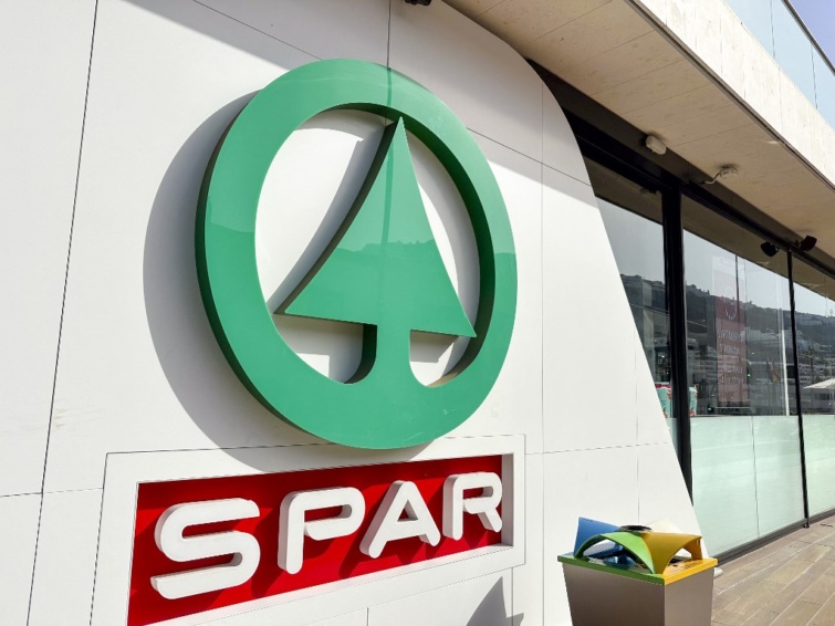 Spar logó egy üzlet oldalán