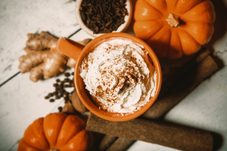 Pumpkin Spice Latte narancssárga bögrében