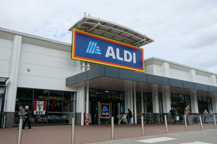 Aldi üzlet kívülről táblával