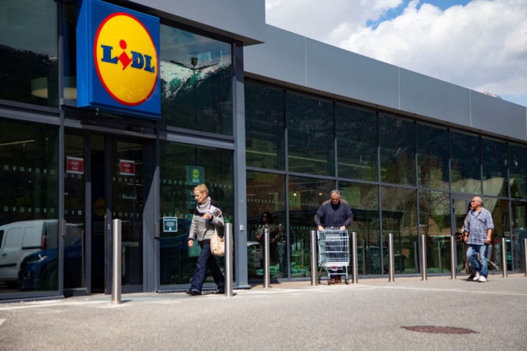 Vásárlók a Lidl üzlete előtt