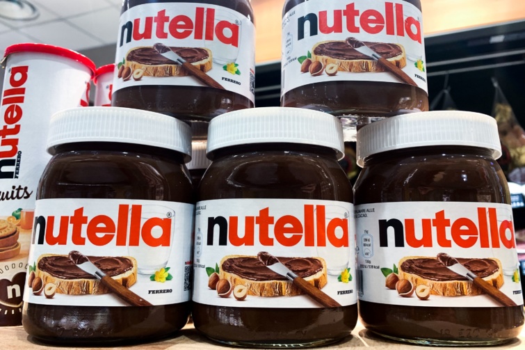 Nutella termékek egy üzlet kirakatában