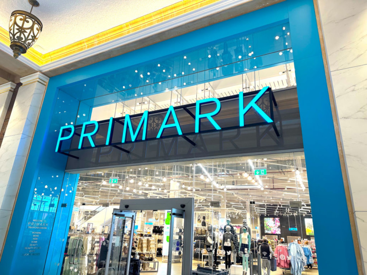 Primark üzlet logóval és ruhákkal bent