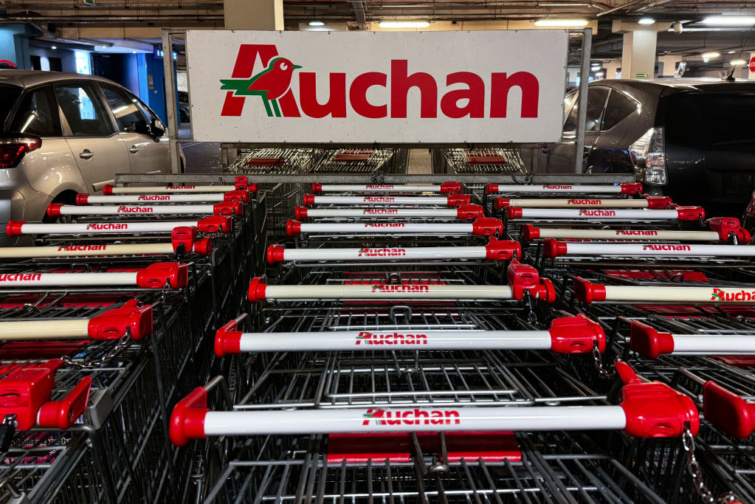 Auchan kocsik és tábla