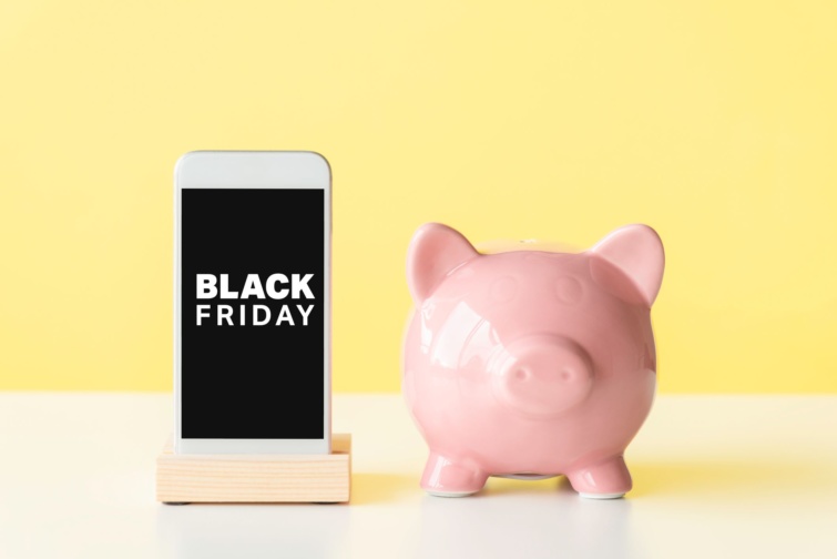 Black Friday felirat egy telefonon és malacpersely