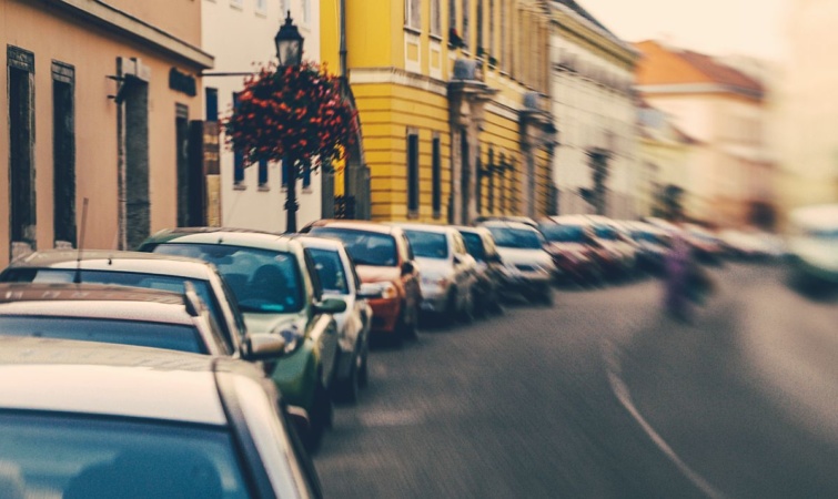 Parkoló autók a budai várnegyedben.