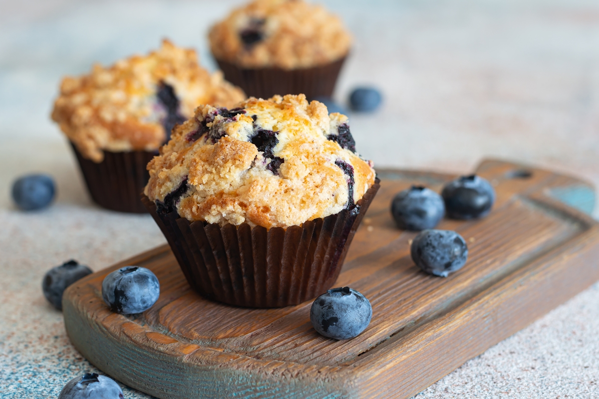 Muffinok egy vágódeszkán