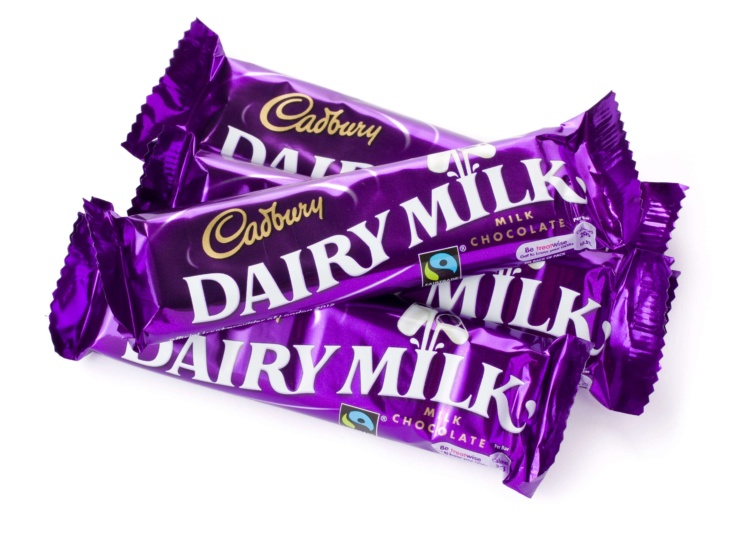 Lila csomagolűsú Cadbury szeletek fehér háttér előtt